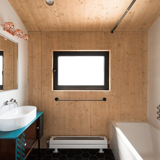 Mittelgroßes Asiatisches Badezimmer mit flächenbündigen Schrankfronten, braunen Schränken, Einbaubadewanne, Aufsatzwaschbecken und schwarzem Boden in London