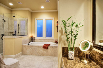 Cette photo montre une salle de bain principale chic de taille moyenne avec une baignoire posée.