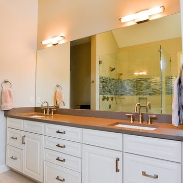 Dual sinks in counter in master bath