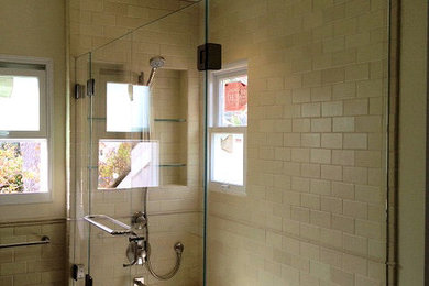 Imagen de cuarto de baño principal actual de tamaño medio con bañera empotrada, combinación de ducha y bañera, baldosas y/o azulejos beige y baldosas y/o azulejos de cemento