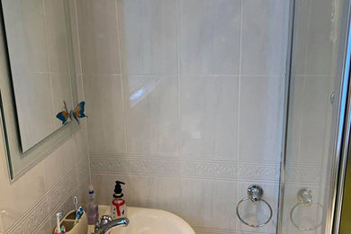 Diseño de cuarto de baño contemporáneo pequeño