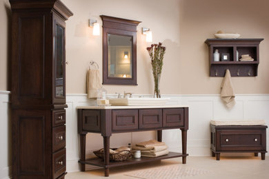 Foto de cuarto de baño principal de estilo americano grande con armarios con rebordes decorativos, puertas de armario de madera en tonos medios, paredes beige, suelo de madera clara, lavabo sobreencimera y suelo beige