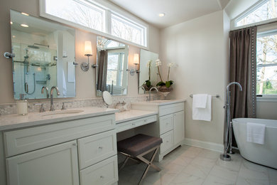 Ejemplo de cuarto de baño tradicional renovado con armarios con paneles lisos y puertas de armario blancas