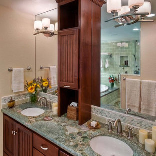 Foto di una stanza da bagno minimal con top in granito, piastrelle diamantate, lavabo sottopiano e top turchese