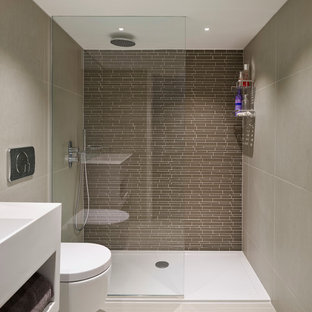 Esempio di una stanza da bagno padronale design con doccia aperta, WC sospeso, piastrelle grigie e piastrelle di vetro