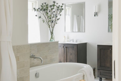 Exempel på ett stort klassiskt en-suite badrum, med ett integrerad handfat, skåp i mörkt trä, ett fristående badkar, en hörndusch, en toalettstol med hel cisternkåpa, beige kakel, grå väggar, mosaikgolv, luckor med infälld panel, keramikplattor och bänkskiva i akrylsten