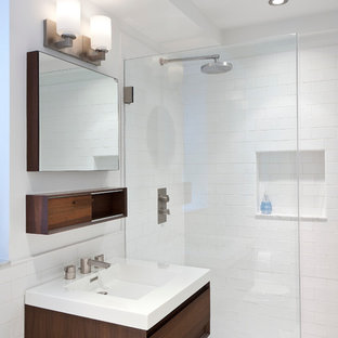 Immagine di una piccola stanza da bagno padronale moderna con lavabo integrato, ante lisce, ante in legno bruno, top in superficie solida, doccia alcova, piastrelle bianche, piastrelle diamantate, pareti bianche, pavimento in marmo, porta doccia scorrevole e pavimento grigio