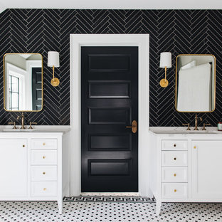Foto de cuarto de baño clásico renovado con armarios con rebordes decorativos, puertas de armario blancas, baldosas y/o azulejos negros, paredes grises, suelo con mosaicos de baldosas, lavabo bajoencimera, encimera de mármol y suelo multicolor