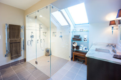プロビデンスにあるトランジショナルスタイルのおしゃれな浴室の写真