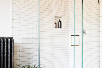Diseño de cuarto de baño contemporáneo con baldosas y/o azulejos de porcelana y suelo de baldosas de porcelana