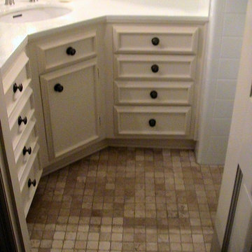 East Memphis (Laurelwood) hall 1/2 bath