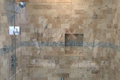 Klassisches Badezimmer mit offener Dusche, farbigen Fliesen und Mosaikfliesen in Toronto