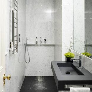 Diseño de cuarto de baño actual con lavabo integrado, ducha a ras de suelo, baldosas y/o azulejos blancos, baldosas y/o azulejos de piedra, paredes blancas, suelo de mármol y suelo gris