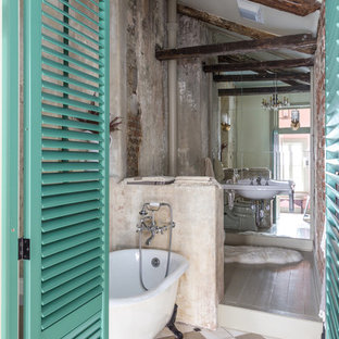 Inspiration pour une salle de bain style shabby chic avec un lavabo suspendu, une baignoire sur pieds et un carrelage multicolore.