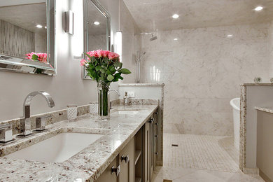 Exemple d'une salle de bain principale tendance de taille moyenne avec une baignoire indépendante, une douche ouverte, un carrelage gris, un carrelage blanc, du carrelage en marbre, un mur gris, un sol en carrelage de céramique, un lavabo encastré, un plan de toilette en granite, un sol beige, aucune cabine, un placard à porte shaker et des portes de placard grises.