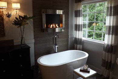 Ejemplo de cuarto de baño principal bohemio grande con bañera exenta, paredes blancas y lavabo sobreencimera