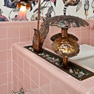 Inspiration för eklektiska en-suite badrum, med ett badkar i en alkov, rosa kakel och keramikplattor