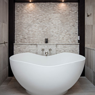 Aménagement d'une très grand salle de bain principale éclectique avec un lavabo encastré, un placard à porte shaker, des portes de placard noires, un plan de toilette en quartz modifié, une baignoire indépendante, une douche ouverte, un WC séparé, un carrelage beige, des carreaux de porcelaine, un mur beige et un sol en carrelage de porcelaine.