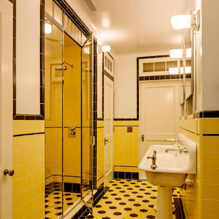 Foto på ett stort vintage en-suite badrum, med ett badkar med tassar, en öppen dusch, vit kakel, keramikplattor, gula väggar, klinkergolv i keramik, ett piedestal handfat, gult golv och dusch med gångjärnsdörr