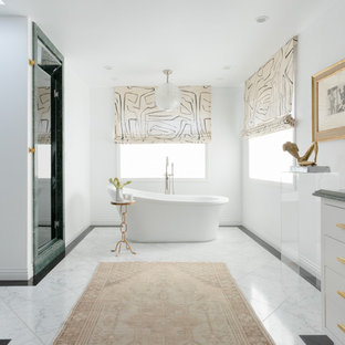 Modern inredning av ett mellanstort grön grönt en-suite badrum, med släta luckor, vita skåp, ett fristående badkar, vita väggar, marmorbänkskiva, dusch med gångjärnsdörr, våtrum, vitt golv, marmorgolv och ett undermonterad handfat
