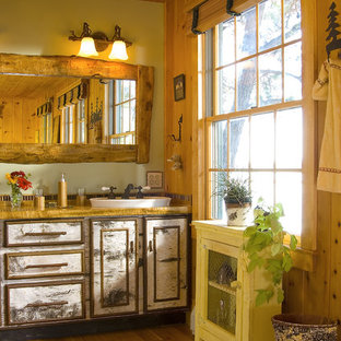 Esempio di una stanza da bagno country con lavabo a bacinella, consolle stile comò, ante con finitura invecchiata, top in legno, doccia aperta, WC monopezzo, pareti beige, pavimento in legno massello medio e pavimento marrone