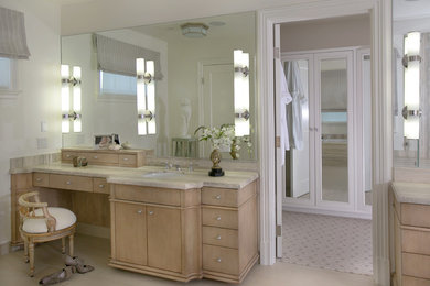 ロサンゼルスにあるトラディショナルスタイルのおしゃれな浴室 (フラットパネル扉のキャビネット、中間色木目調キャビネット、セラミックタイルの床、珪岩の洗面台) の写真