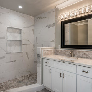 Diseño de cuarto de baño principal, actual, de tamaño medio, con armarios estilo shaker, puertas de armario blancas, ducha empotrada, baldosas y/o azulejos grises, baldosas y/o azulejos blancos, baldosas y/o azulejos de cerámica, paredes grises, suelo laminado, lavabo bajoencimera, encimera de mármol y suelo gris