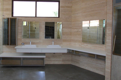 Ejemplo de cuarto de baño principal actual con paredes beige, suelo de baldosas de porcelana y lavabo integrado