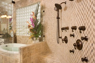 Diseño de cuarto de baño principal clásico renovado con bañera encastrada, ducha doble, baldosas y/o azulejos de piedra y suelo de travertino