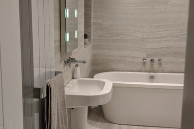 Modelo de cuarto de baño principal actual de tamaño medio con baldosas y/o azulejos blancos y baldosas y/o azulejos de porcelana