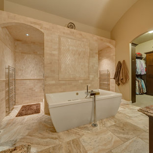 Imagen de cuarto de baño clásico con puertas de armario de madera en tonos medios, bañera exenta, baldosas y/o azulejos beige y baldosas y/o azulejos de travertino