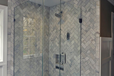 Modelo de cuarto de baño principal contemporáneo grande con ducha esquinera, ducha con puerta con bisagras, baldosas y/o azulejos grises, baldosas y/o azulejos blancos, baldosas y/o azulejos de mármol, paredes grises, suelo de mármol y suelo gris