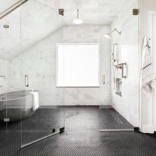 Idéer för att renovera ett funkis en-suite badrum, med ett fristående badkar, våtrum, beige väggar, svart golv och dusch med gångjärnsdörr