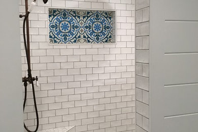 Diseño de cuarto de baño actual pequeño con bañera encastrada, baldosas y/o azulejos blancas y negros, baldosas y/o azulejos de cerámica, suelo de baldosas de cerámica y suelo blanco