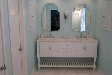 Foto på ett stort vintage en-suite badrum, med möbel-liknande, vita skåp, marmorbänkskiva och vit kakel
