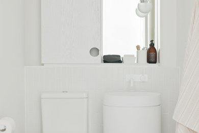 Ispirazione per una stanza da bagno contemporanea con lavabo a colonna