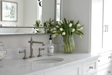 Diseño de cuarto de baño clásico con baldosas y/o azulejos grises y encimeras blancas