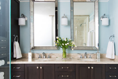 Mittelgroßes Klassisches Badezimmer mit Unterbauwaschbecken, Eckdusche, Schrankfronten im Shaker-Stil, dunklen Holzschränken, blauer Wandfarbe, Travertin und beigen Fliesen in Toronto
