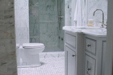 Idee per una piccola stanza da bagno padronale classica con lavabo sottopiano, ante con riquadro incassato, ante bianche, doccia alcova, WC monopezzo, pareti blu, pavimento con piastrelle a mosaico, top in marmo, piastrelle bianche e piastrelle in pietra
