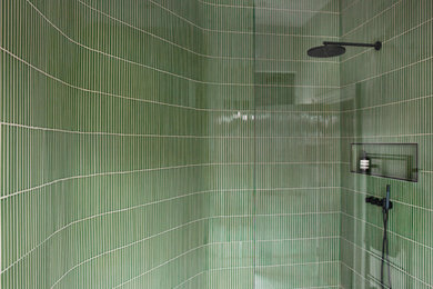 На фото: главная ванная комната среднего размера в современном стиле с душевой комнатой, инсталляцией, зеленой плиткой, керамогранитной плиткой, бежевыми стенами, мраморным полом, подвесной раковиной, серым полом и открытым душем