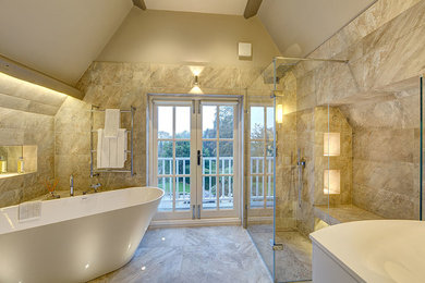サリーにあるモダンスタイルのおしゃれな浴室 (置き型浴槽、オープン型シャワー、セラミックタイル、セラミックタイルの床) の写真