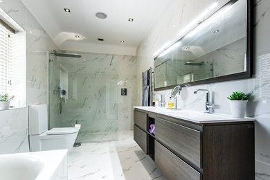 Exemple d'une grande salle de bain principale tendance en bois foncé avec une baignoire posée, une douche ouverte, un carrelage blanc, des carreaux de porcelaine, un mur blanc, un sol en carrelage de porcelaine, un lavabo suspendu, un sol blanc et aucune cabine.