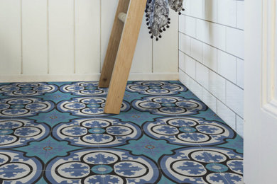 ロンドンにあるトラディショナルスタイルのおしゃれな浴室 (白いタイル、磁器タイルの床、青い床) の写真