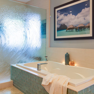 Idee per una stanza da bagno minimal con vasca da incasso, doccia alcova, piastrelle blu e piastrelle di vetro