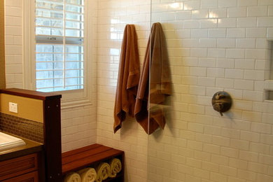 Modelo de cuarto de baño principal rústico de tamaño medio con ducha abierta, baldosas y/o azulejos blancos y baldosas y/o azulejos de cemento