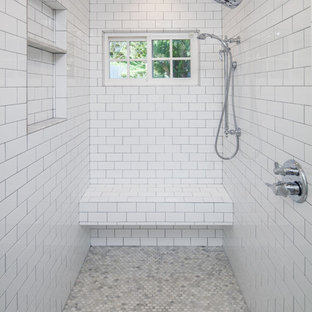 Inredning av ett klassiskt mellanstort en-suite badrum, med skåp i shakerstil, vita skåp, ett fristående badkar, en dusch i en alkov, en toalettstol med separat cisternkåpa, vit kakel, porslinskakel, vita väggar, klinkergolv i porslin, ett undermonterad handfat, bänkskiva i kvarts, brunt golv och dusch med gångjärnsdörr