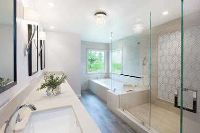 ロサンゼルスにある高級な中くらいなトランジショナルスタイルのおしゃれなマスターバスルーム (ドロップイン型浴槽、無垢フローリング、ライムストーンの洗面台、ダブルシャワー、白い壁、アンダーカウンター洗面器) の写真