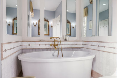 Foto på ett vintage badrum, med ett nedsänkt handfat, luckor med profilerade fronter, vita skåp, marmorbänkskiva och vit kakel