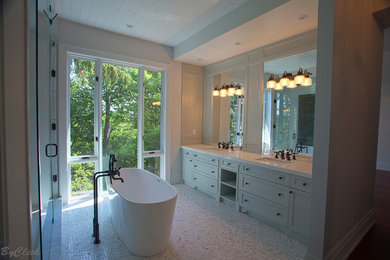 Example of a classic bathroom design in Toronto