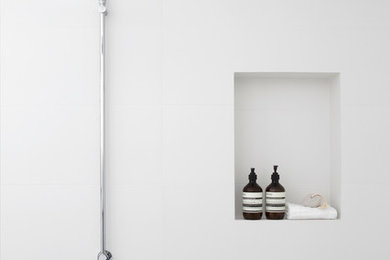 Cette image montre une salle de bain principale design en bois clair de taille moyenne avec un placard sans porte, une baignoire posée, une douche ouverte, des carreaux de céramique, un mur blanc, un sol en carrelage de céramique et un plan de toilette en surface solide.